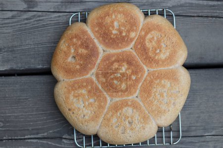 Foto de Pan panecillo de pan hexagonal horneado con corteza dorada - Imagen libre de derechos