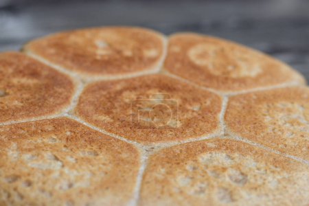 Foto de Pan panecillo de pan hexagonal horneado con corteza dorada - Imagen libre de derechos
