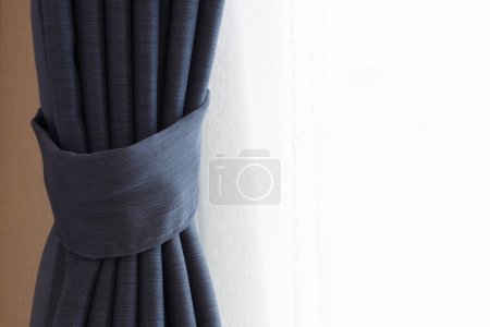 Fondo abstracto doblado azul cortinas de hotel con transparencias blancas