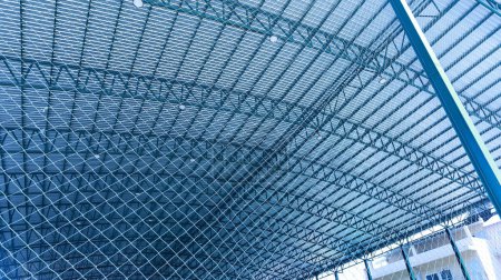 Sportnetze und Dächer. Kunststoff-Stadionnetze und Fußballbälle für Sicherheit und Sauberkeit in Sportstadien mit Kopierraum mit selektivem Fokus.
