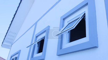 Lüftungsfenster im Badezimmer. Weiße Aluminium-Schiebemarkisenöffnung zur Belüftung in einer wohnseitigen Toilette mit Kopierbereich mit selektivem Fokus.