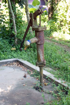 ein Rohrbrunnen in einem Dorf in Bangladesch. Frischwasser im Haus. Image für das Konzept des Weltwassertages.