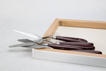 Couteau à palette, un ensemble de couteaux à palette. spatule et couleur et toile blanche pour la peinture. matériaux artistiques.
