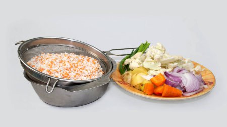 arroz y dal para hotchpotch. Dal Khichadi o ingredientes Khichdi. preparado en tazón antes de cocinar sobre fondo blanco. dal y arroz combinado con especias, cebollas, ajo, patatas, verduras, etc..