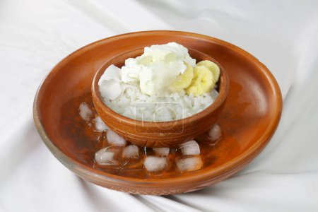 Doi Chira auf Tonschüssel, traditionelle Bangale gesunde und kühle Sommerkost. Hauptbestandteil sind in Wasser getränkter flacher Reis und Quark. Andere sind Zucker, Salz, Bananenscheiben, Kokosnuss usw..