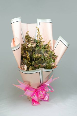 Un bouquet de fleurs séchées studio shoot. il a Gerbera Daisy, Gladiolus et feuilles.