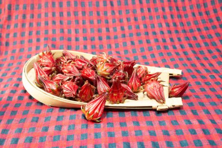 Rosellenblüte ist ein Kraut mit saurem Geschmack und wird häufig zur Teezubereitung verwendet. Hibiscus sabdariffa. auf einem Bambustablett.