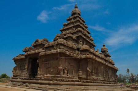 Foto de Fantástico diseño de arte del famoso templo costero monolítico cerca de Mahabalipuram, patrimonio de la humanidad en Tamil Nadu, India - Imagen libre de derechos