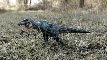 Téléchargez les photos : T Rex Dinosaure animal monstrueux avec des dents acérées debout dans la forêt - en image libre de droit