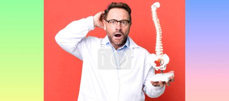 Foto de Hombre de mediana edad sentirse estresado, ansioso o asustado, con las manos en la cabeza. concepto médico - Imagen libre de derechos