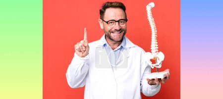 Foto de Hombre de mediana edad sonriendo y buscando amigable, mostrando el número uno. concepto médico - Imagen libre de derechos