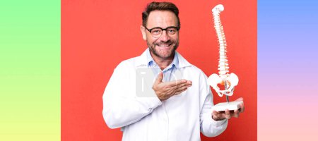 Foto de Hombre de mediana edad sonriendo alegremente, sintiéndose feliz y mostrando un concepto. concepto médico - Imagen libre de derechos