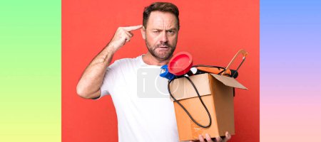 Foto de Hombre de mediana edad sintiéndose confundido y perplejo, mostrando que estás loco. manitas con caja de herramientas - Imagen libre de derechos