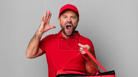 Foto de Hombre de mediana edad gritando con las manos en alto. repartidor de pizza - Imagen libre de derechos