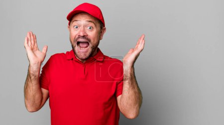 Foto de Hombre de mediana edad sintiéndose feliz y asombrado por algo increíble. empleado de la empresa - Imagen libre de derechos