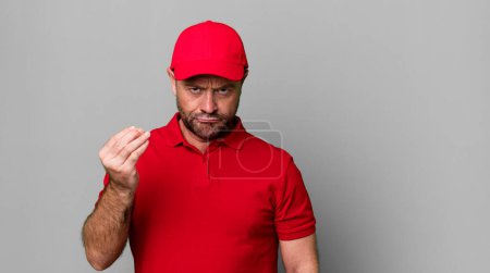 Foto de Hombre de mediana edad haciendo capice o gesto de dinero, diciéndote que pagues. empleado de la empresa - Imagen libre de derechos
