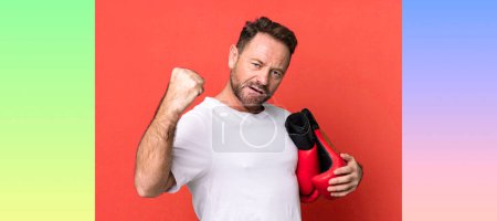 Téléchargez les photos : Boxeur homme d'âge moyen avec gants de boxe - en image libre de droit