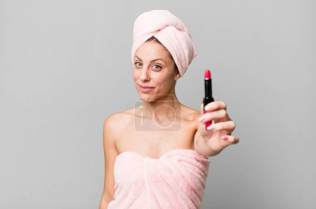 Téléchargez les photos : Jeune jolie femme se maquiller et tenir un rouge à lèvres - en image libre de droit