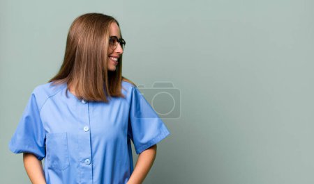Téléchargez les photos : Pretty blonde nurse woman with a copy space - en image libre de droit