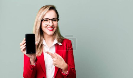 Téléchargez les photos : Pretty caucasian businesswoman using a smartphone - en image libre de droit
