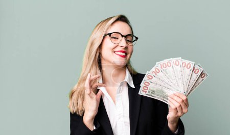Téléchargez les photos : Pretty blonde woman  with dollar banknotes - en image libre de droit