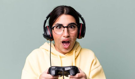 Téléchargez les photos : Pretty hispanic woman gaming. gamer with headset and a control concept - en image libre de droit