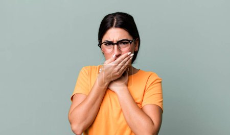 Foto de Ensación de malestar con dolor de garganta y síntomas de gripe, tos con la boca cubierta - Imagen libre de derechos