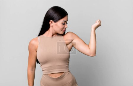 Téléchargez les photos : Hispanic pretty young woman fitness concept - en image libre de droit