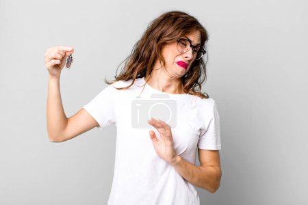 Téléchargez les photos : Hispanic pretty young woman holding a cockroach. disease concept - en image libre de droit
