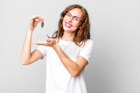 Photo for Hispanic pretty young woman holding a cockroach. disease concept - Royalty Free Image