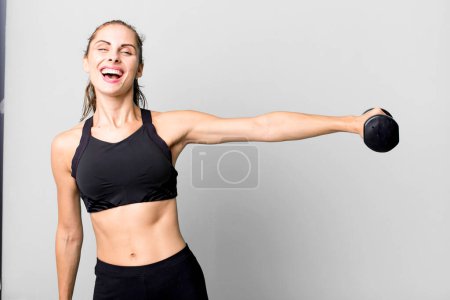 Téléchargez les photos : Hispanic pretty young woman lifting a dumbbell. fitness concept - en image libre de droit