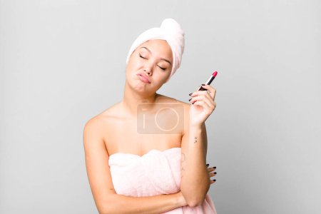 Téléchargez les photos : Hispanic pretty young woman wearing bathrobe. beauty and make up concept - en image libre de droit