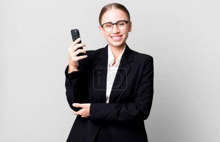Téléchargez les photos : Blonde pretty young caucasian business woman using her smartphone - en image libre de droit