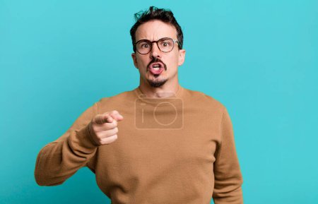 Téléchargez les photos : Pointant la caméra avec une expression agressive en colère ressemblant à un patron furieux et fou - en image libre de droit