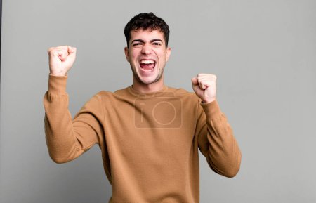 Téléchargez les photos : Homme criant triomphalement, ressemblant à excité, heureux et surpris vainqueur, célébrer - en image libre de droit