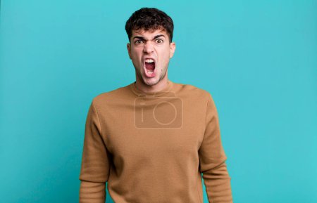 Foto de Hombre mirando sorprendido, enojado, molesto o decepcionado, con la boca abierta y furioso - Imagen libre de derechos