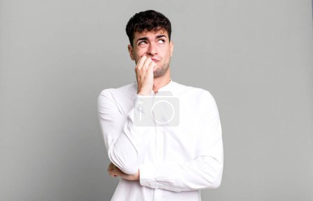 Foto de Hombre pensando, sintiéndose dudoso y confundido, con diferentes opciones, preguntándose qué decisión tomar - Imagen libre de derechos