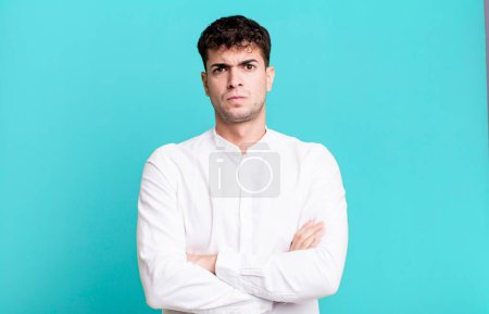 Foto de Hombre sintiéndose disgustado y decepcionado, mirando serio, molesto y enojado con los brazos cruzados - Imagen libre de derechos