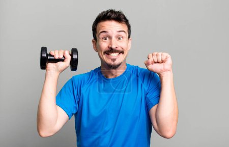 Foto de Adult man training and lifting a dumbbell - Imagen libre de derechos