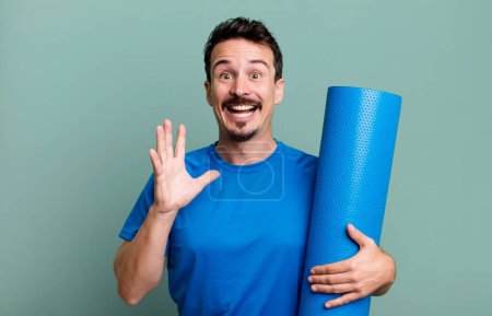 Téléchargez les photos : Homme adulte se sentant heureux et étonné de quelque chose d'incroyable. concept de fitness et yoga - en image libre de droit