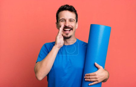 Foto de Hombre adulto sentirse feliz, dando un gran grito con las manos al lado de la boca. concepto de fitness y yoga - Imagen libre de derechos