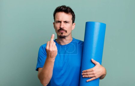 Téléchargez les photos : Homme adulte se sentant en colère, ennuyé, rebelle et agressif. concept de fitness et yoga - en image libre de droit