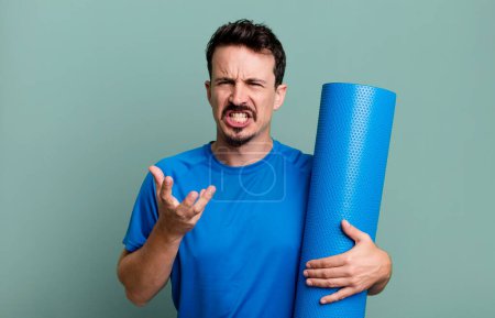 Foto de Hombre adulto que parece enojado, molesto y frustrado. concepto de fitness y yoga - Imagen libre de derechos