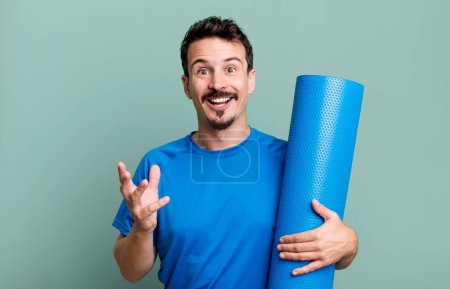 Foto de Hombre adulto sintiéndose feliz, sorprendido realizando una solución o idea. concepto de fitness y yoga - Imagen libre de derechos