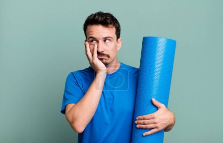 Foto de Hombre adulto sentirse aburrido, frustrado y soñoliento después de un cansancio. concepto de fitness y yoga - Imagen libre de derechos