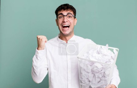 Foto de Hombre adulto se siente sorprendido, riendo y celebrando el éxito. bolas de papel errores basura - Imagen libre de derechos