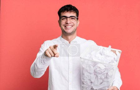Foto de Hombre adulto apuntando a la cámara eligiéndote. bolas de papel errores basura - Imagen libre de derechos