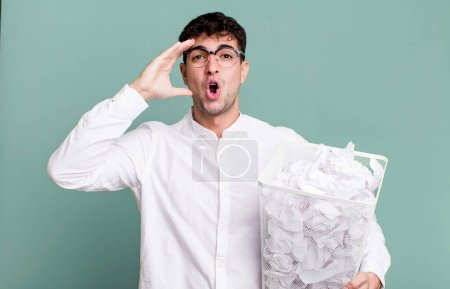 Foto de Hombre adulto mirando feliz, asombrado y sorprendido. bolas de papel errores basura - Imagen libre de derechos