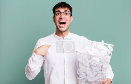 Foto de Hombre adulto sintiéndose feliz y señalándose a sí mismo con una emoción. bolas de papel errores basura - Imagen libre de derechos