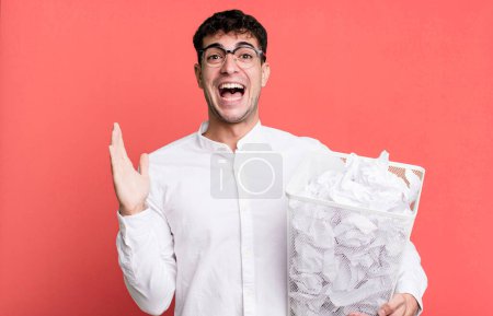 Foto de Hombre adulto sintiéndose feliz y asombrado por algo increíble. bolas de papel errores basura - Imagen libre de derechos